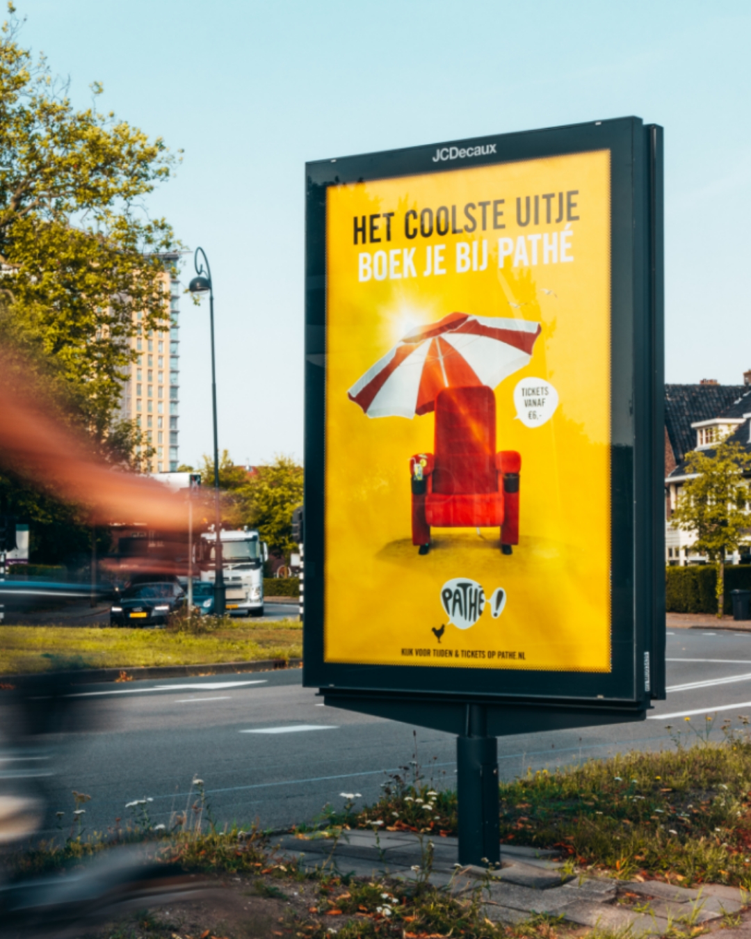 Grote buitenposter met de tekst "Het coolste uitje boek je bij Pathé"
