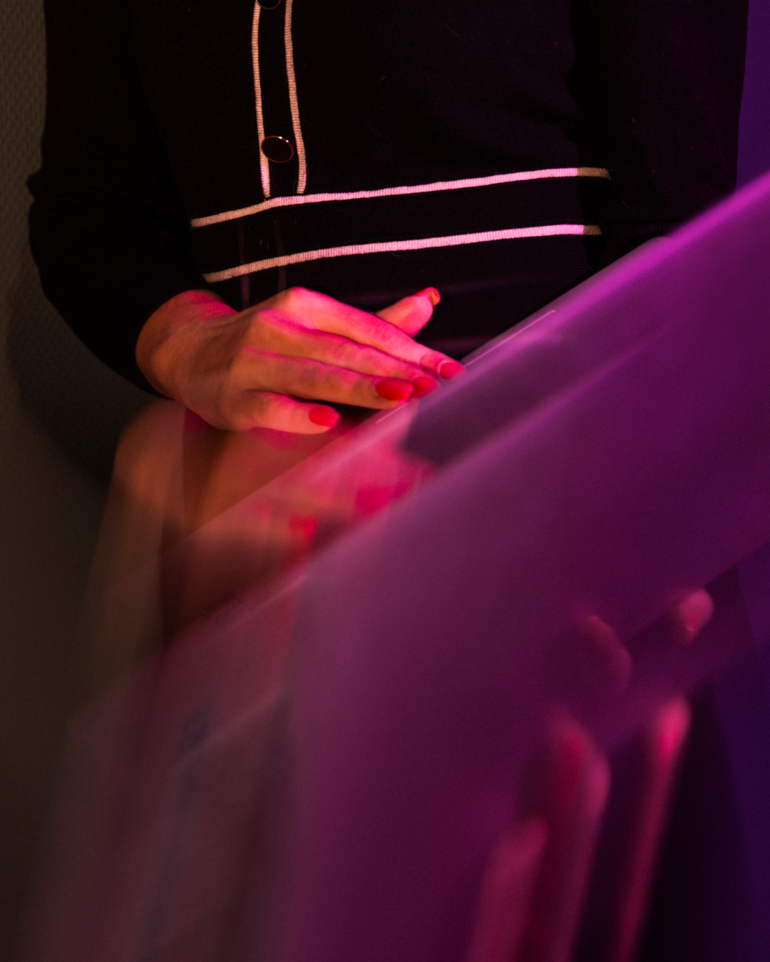 Bewegende fotografie van een hand die met een laptop werkt