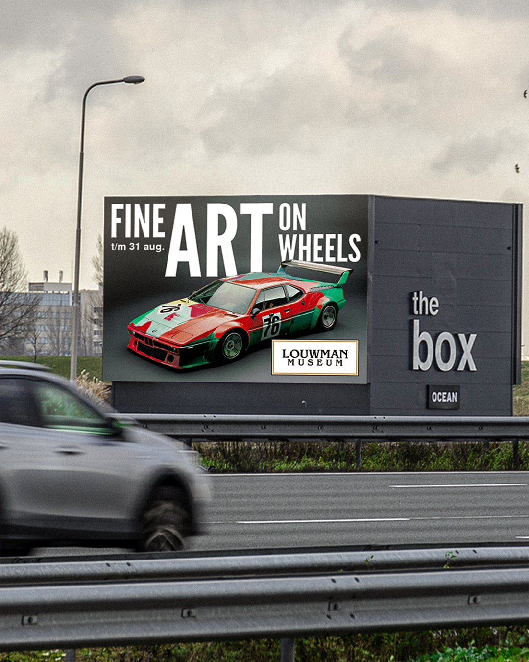 Digitale out of home reclame langs de weg met een foto van de Warhol Art Car