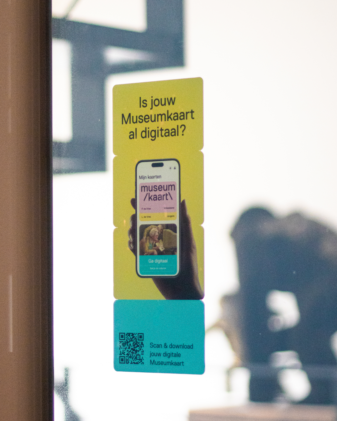 Raamsticker met de tekst "Is jouw Museumkaart al digitaal?"