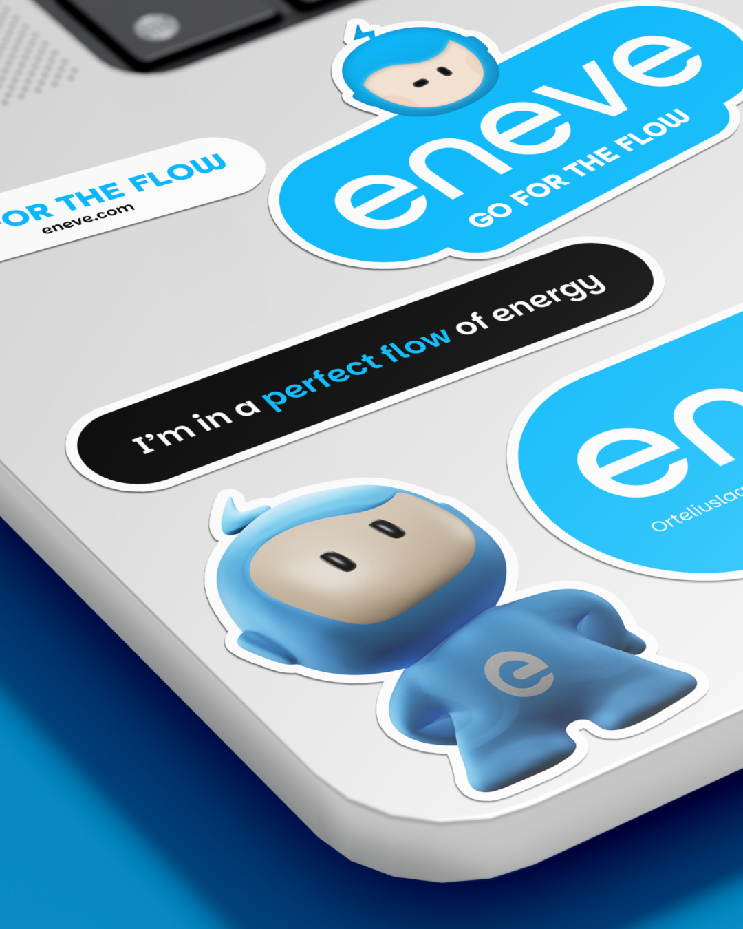 Stikkers op een Macbook van Ennie en quotes van Eneve