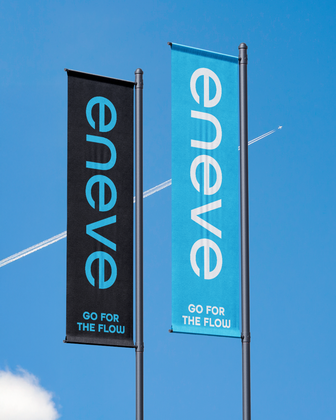 Twee grote langwerpige vlaggen met het Eneve Logo en de tagline "Go for the flow"